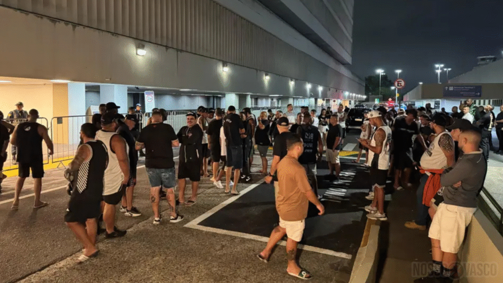 Torcedores do Vasco Protestando - Foto: Matheus Guimarães/Lance!
